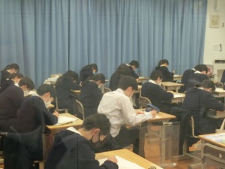 放課後、図書館で勉強する生徒たち